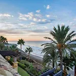 Beachfront Penthouse Marbella, Rio Real Playa アパート マルベーリャ