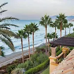 Beachfront Penthouse Marbella, Rio Real Playa アパート マルベーリャ