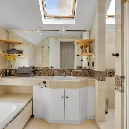 Beachfront Penthouse Marbella, Rio Real Playa Daire