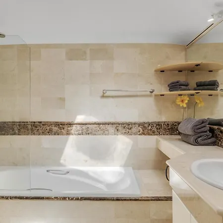 Beachfront Penthouse Marbella, Rio Real Playa Daire *