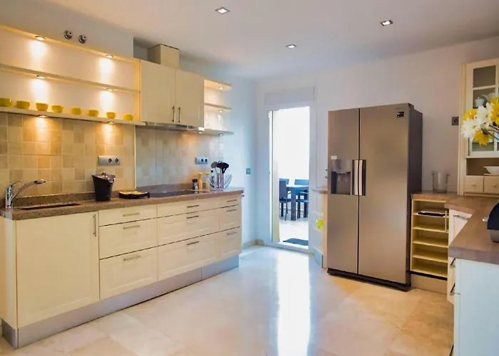 Beachfront Penthouse Marbella, Rio Real Playa 아파트 *